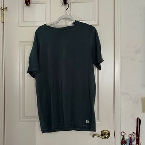 Men’s large Vuori t shirt